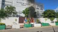 Normalistas de Ayotzinapa incendian vehículos frente a Palacio de Justicia en Iguala