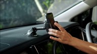 Llevar así el móvil en el coche puede costarte 200 euros y tres puntos del carné, según la DGT