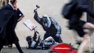 El artista callejero Banksy regresa a Londres con una pintura ante el edificio del Tribunal de Justicia
