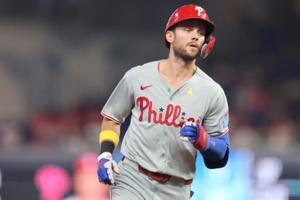 Phillies shortstop Turner, NL batting leader, strains hamstring