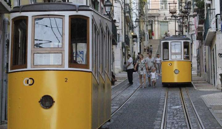 Descarrila uno de los funiculares más icónicos de Lisboa: al menos 20 heridos
