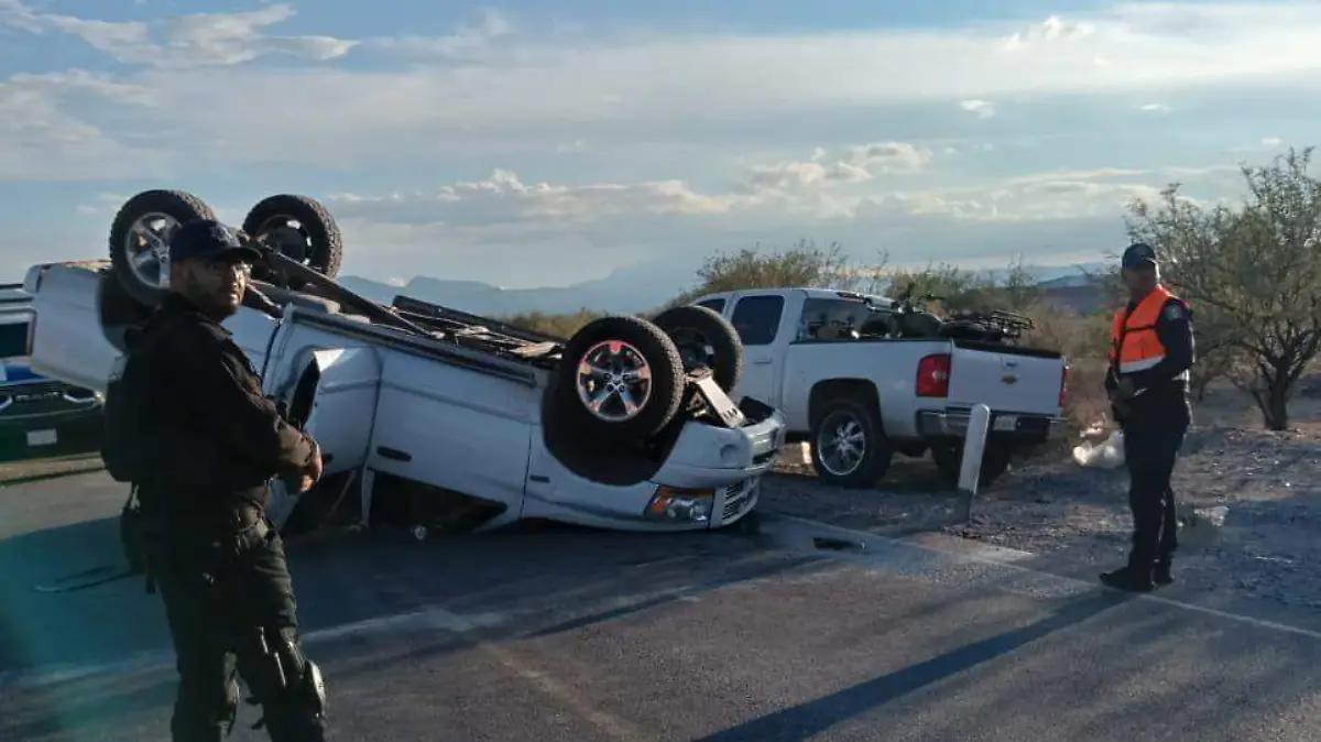Camioneta Ram vuelca en la carretera de Viesca; hay cinco lesionados