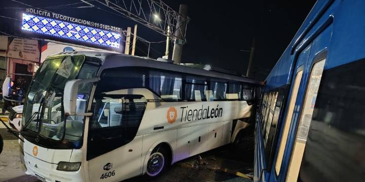 Una formación del Tren Roca embistió a un micro en Monte Grande: hay 12 heridos y servicio limitado