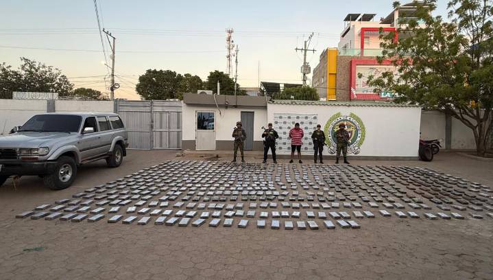 OPERATIVO: Autoridades incautan 617 paquetes de cocaína en Uribia, un hombre fue capturado en el operativo
