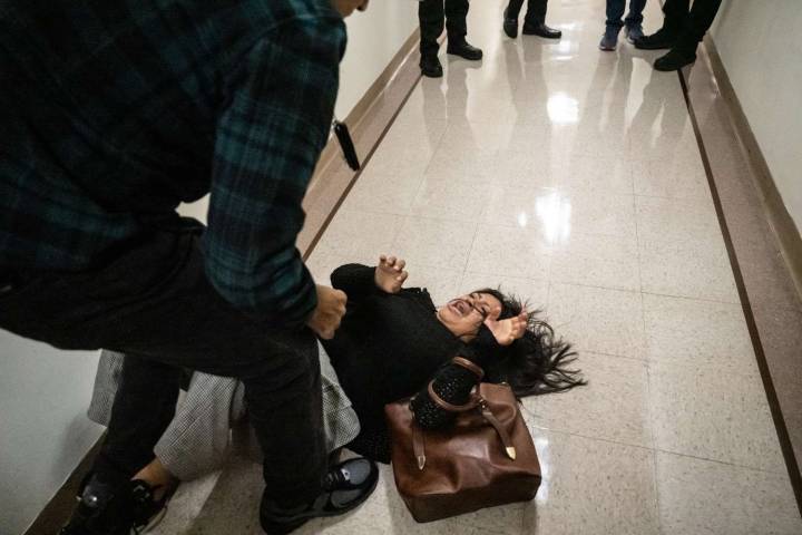 Video viral: agente de ICE empuja mujer ecuatoriana en tribunal de Nueva York. Oficial removido