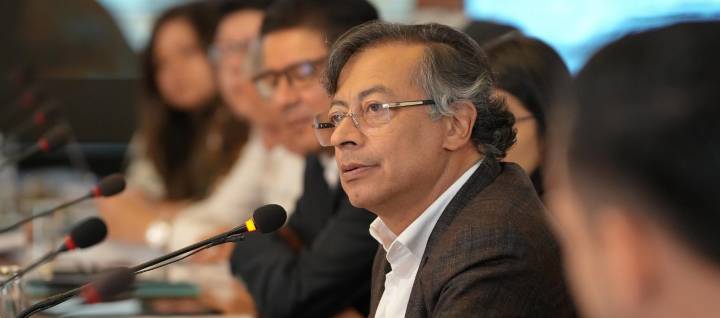 Petro ordena a Mindefensa acabar dependencia de armamento de EE.UU.