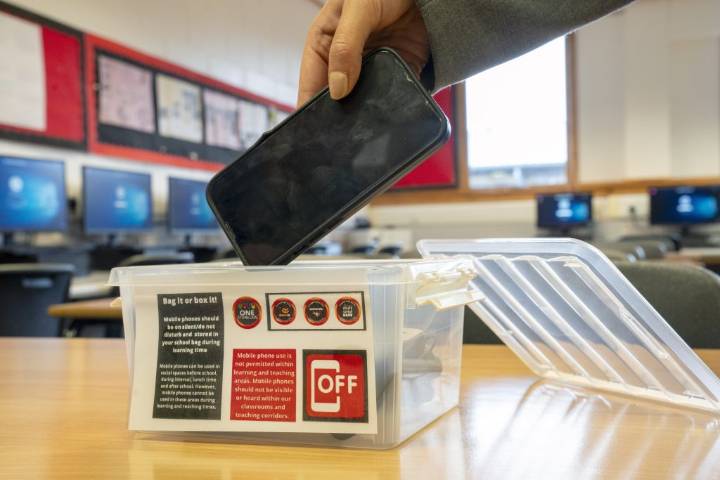 Los colegios de Europa abren las puertas a sus alumnos y las cierran a los celulares