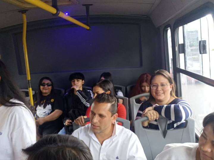 Se suben regidores al camión y encuestan a usuarios, en la capital
