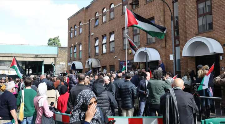 Misión palestina en Londres iza bandera tras reconocimiento del Estado palestino