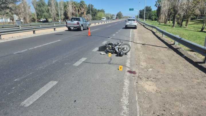 Motociclista terminó herida tras impactar contra un utilitario en Avenida Circunvalación