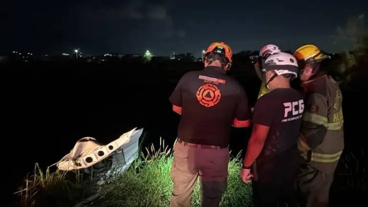 Cae avioneta en parque industrial de Monterrey; mueren dos personas