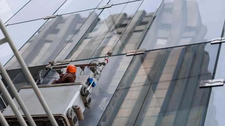 El paro de la eurozona bajó en julio una décima, hasta el 6,2%, y encadena tres meses de descensos ligeros