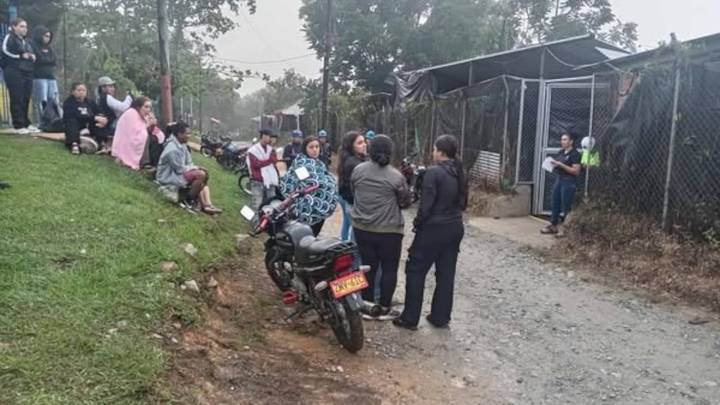 Derrumbe de una mina en Segovia, Antioquia, dejó a más de 20 mineros atrapados; familiares esperan respuesta