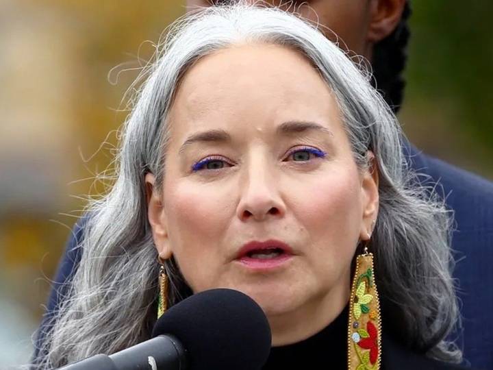Nahanni Fontaine apologizes but won't lose job over Kirk comments