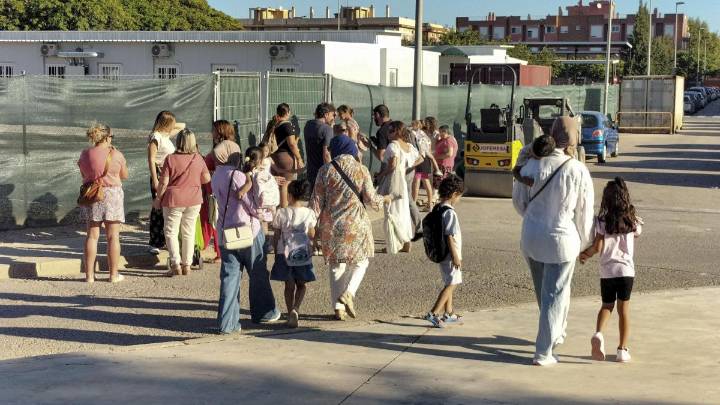 Familias de alumnos de un colegio afectado por la dana denuncian falta de seguridad en el centro