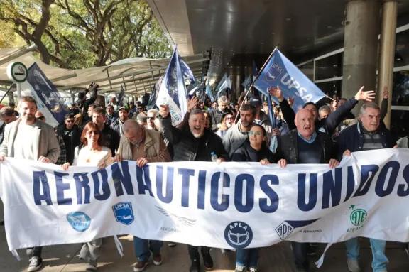 ATE hará asambleas en 21 aeropuertos este lunes y responsabiliza al Gobierno por posibles demoras