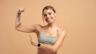 Ni flexiones ni bíceps con mancuernas: el simple ejercicio de pilates para tener brazos de acero en pocos días