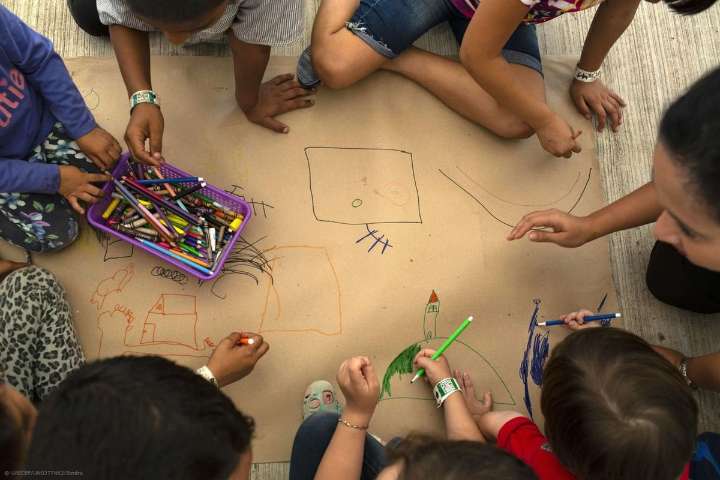 Juez bloquea temporalmente esfuerzos de EU para expulsar niños migrantes