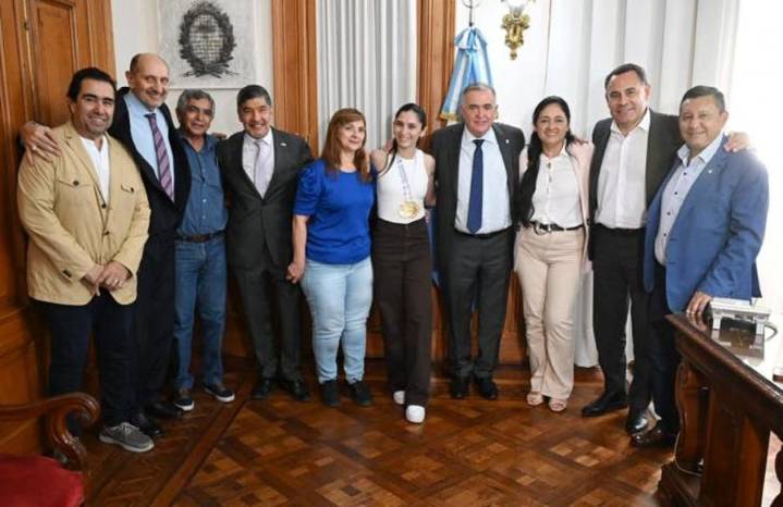 Osvaldo Jaldo recibió a la taekwondista Karla Castro, que viajará al mundial de Italia