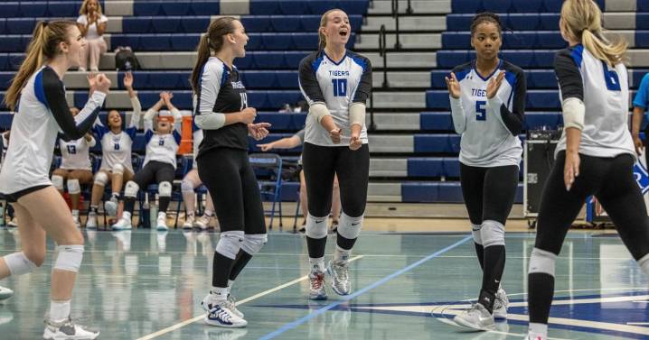 Ragsdale volleyball builds chemistry, sees growth