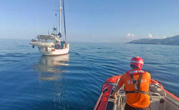 Marina rescata a extranjero herido cuya embarcación quedó a la deriva en BCS