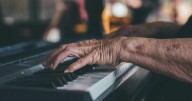El poder oculto de la música para mantener joven tu cerebro después de los 40