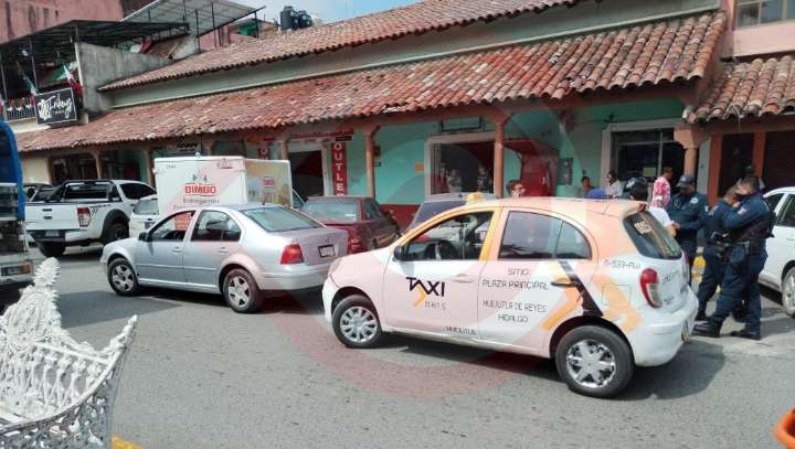Taxi chocó por alcance con auto