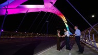 Vídeo | Así son las nuevas luces y combinaciones de colores del puente del Tercer Milenio