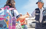 Cuidan 'abuelos policías' los pasitos hacia las escuelas