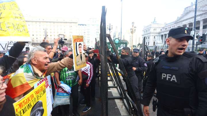 Con un fuerte operativo policial, jubilados y jubiladas vuelven a marchar en el Congreso