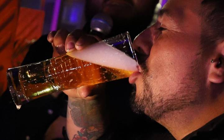 Tráiler con cervezas se vuelca; multitud aprovecha para rapiñar la mercancía
