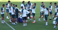 El Málaga CF resguarda a Izan Merino, tocado en su tobillo izquierdo
