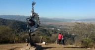 Monumento a las turistas francesas: denuncian profanación de la obra en San Lorenzo