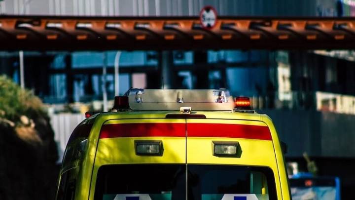 Muere una mujer tras caer desde un segundo piso en extrañas circunstancias