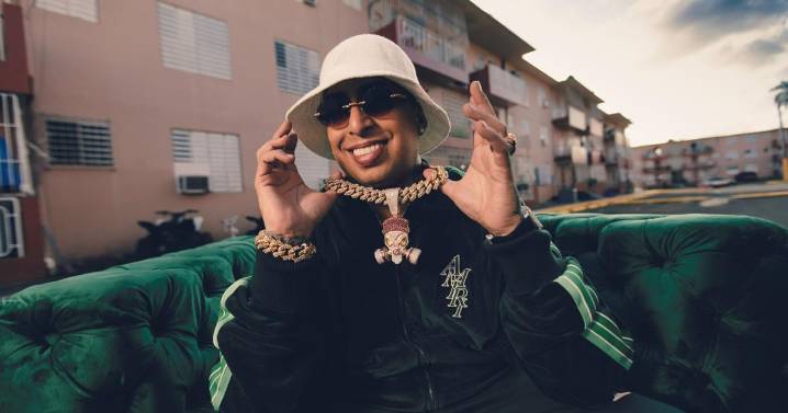 Ñengo Flow rinde homenaje a fallecidos durante el huracán María en residencia de Bad Bunny