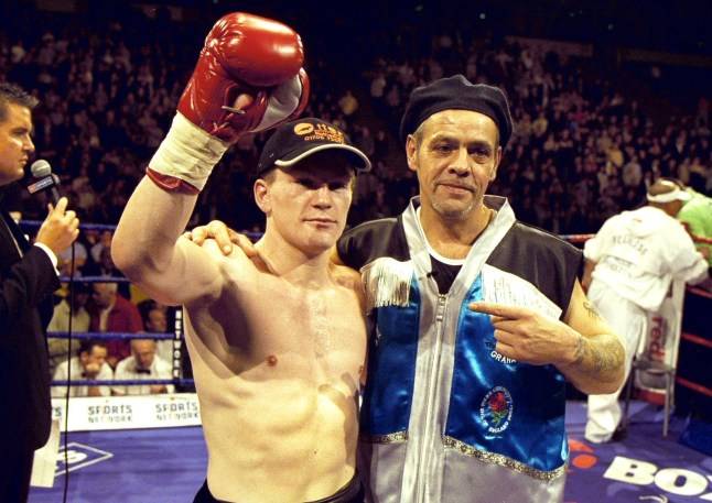 Ricky Hatton’s former trainer leaves heartbreaking note outside boxer’s home after his death
