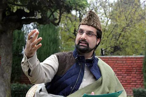 Mirwaiz Umar Farooq visits Sopore to pay condolences