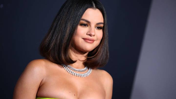 Selena Gómez sorprende con su nuevo pelo castaño: elegante, natural y fácil de llevar a tus 40