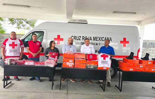 Otorgan uniformes y calzado a la Cruz Roja