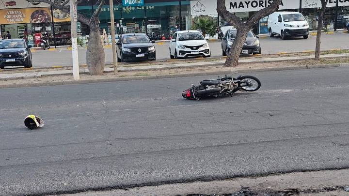 Accidente vial en la Capital: un motociclista embistió a una joven embarazada y se dio a la fuga