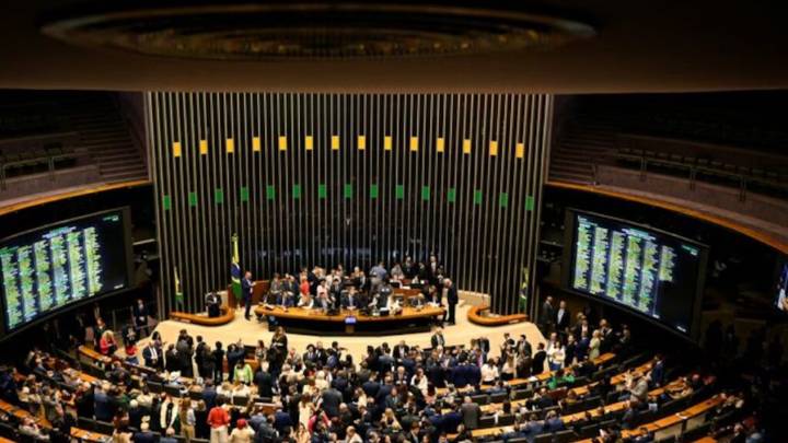 Diputados de Brasil aprobaron trámite urgente de ley de amnistía que podría favorecer a Jair Bolsonaro