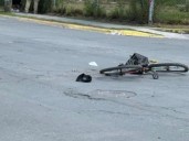 Camión se pasa el alto y atropella a abuelito que iba en bicicleta