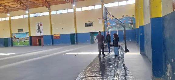 Avanza la refacción del playón deportivo del gimnasio municipal de Chos Malal