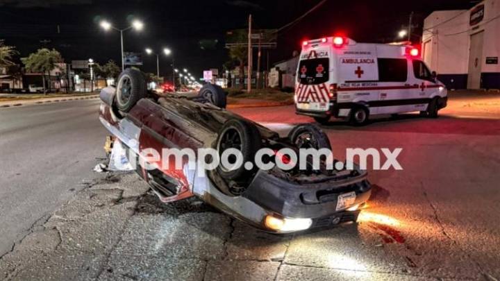 Vuelca en su Tsuru tras falla mecánica en la Tecnológico