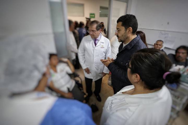 Atiende ISSSTE a víctimas sin tener seguridad social; prioridad, salvar vidas, dice Batres al visitar hospital