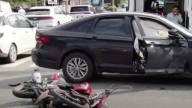 Motociclista a Exceso de Velocidad Choca Contra Auto en San Pedro, Nuevo León; Hay 3 Heridos