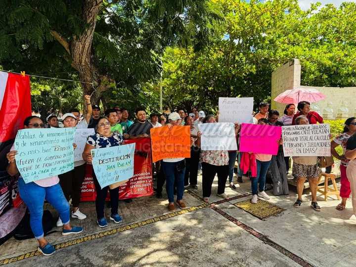 Maestros protestan ante Segey: exigen diálogo serio en Yucatán y queman camisa del SNTE
