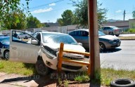 Evita chocar vs tráiler, pero choca una guarda metálica