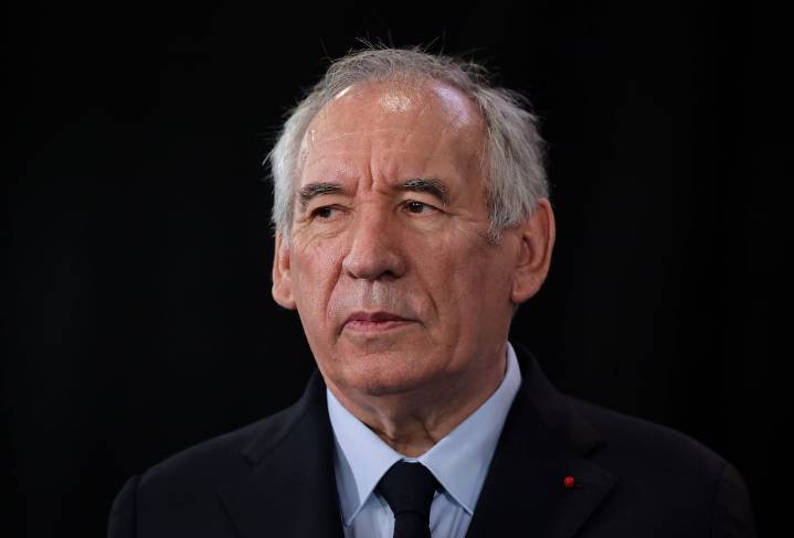 Bayrou se reúne este martes con Le Pen para intentar salvar el Gobierno de Francia