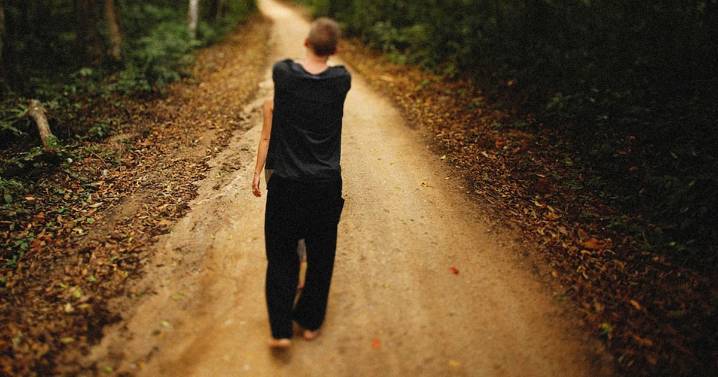 ¿Caminar descalzo puede mejorar tu postura?